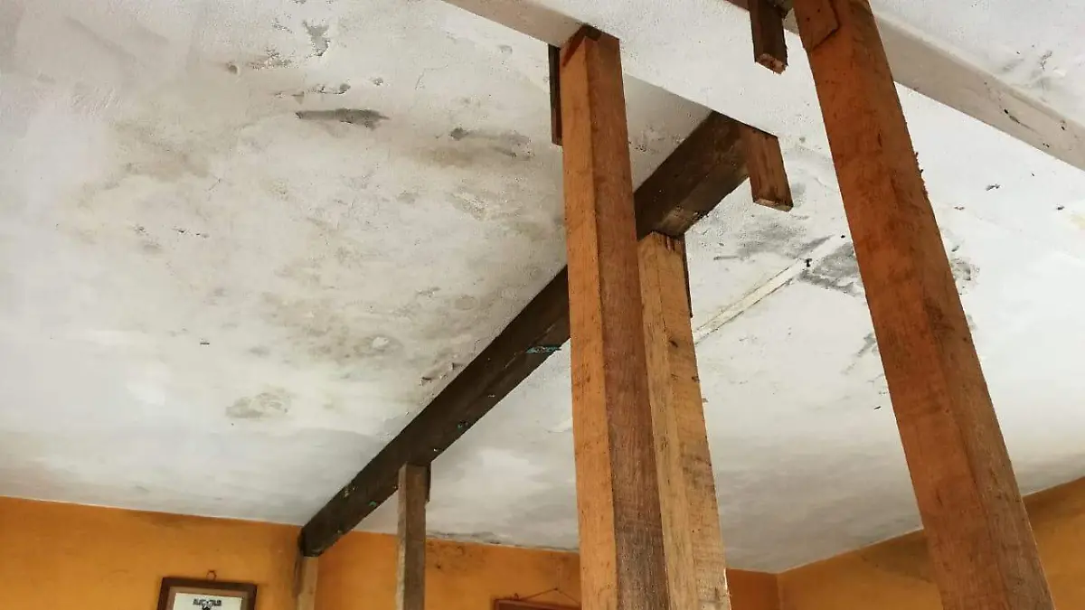 Sus casas apenas se sostienen.