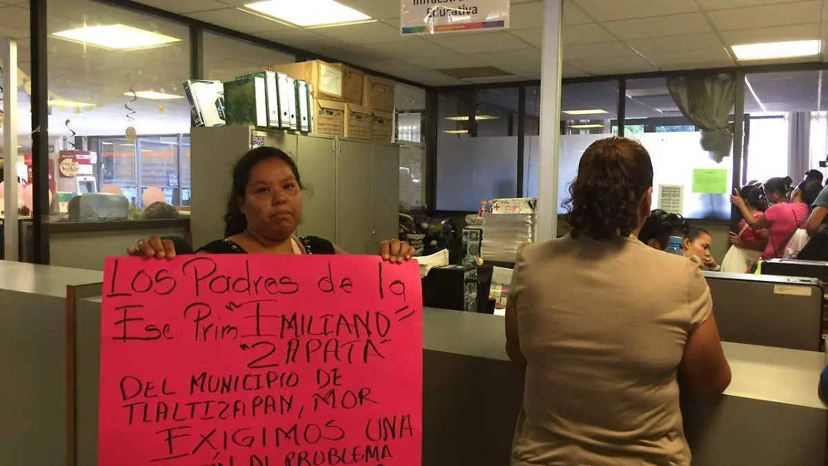 Manifestación en el IEBEM padres de familia de Tlaltizapán