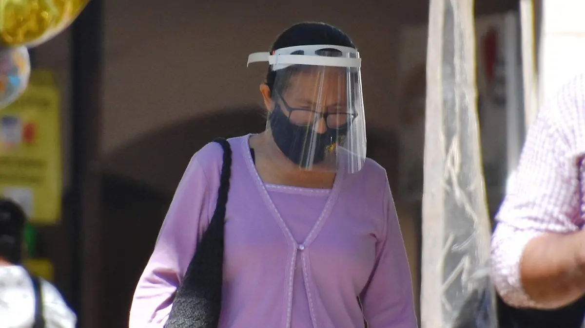 Gente con cubrebocas