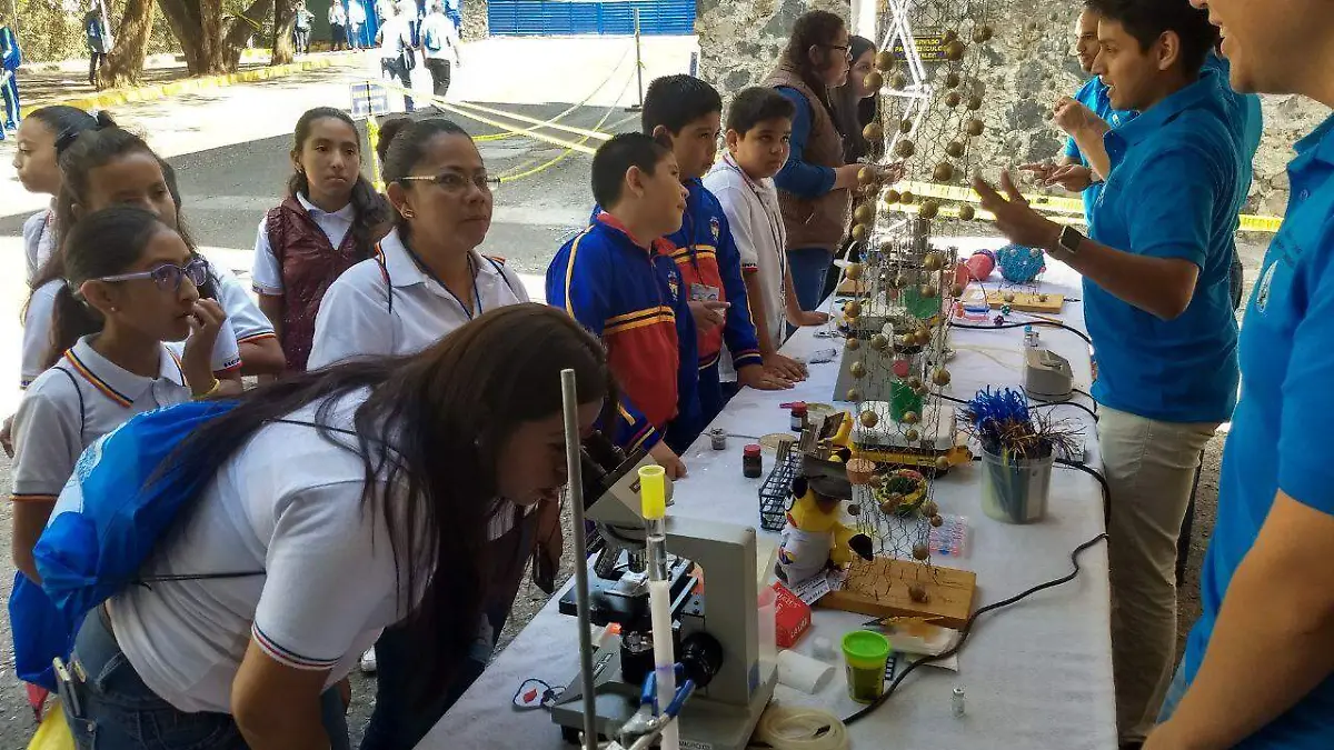 Estudiantes observan experimentos científicos en el Día de Puertas Abiertas en la UNAM