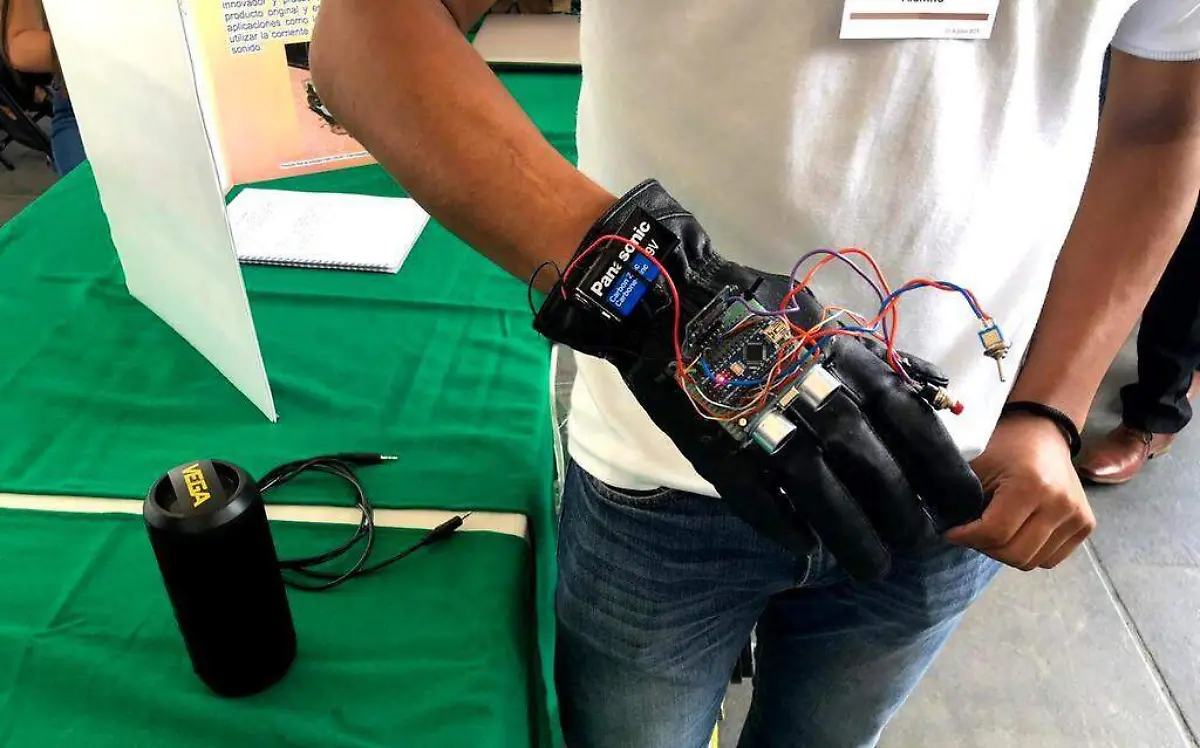 Inventa estudiante un guante lazarillo