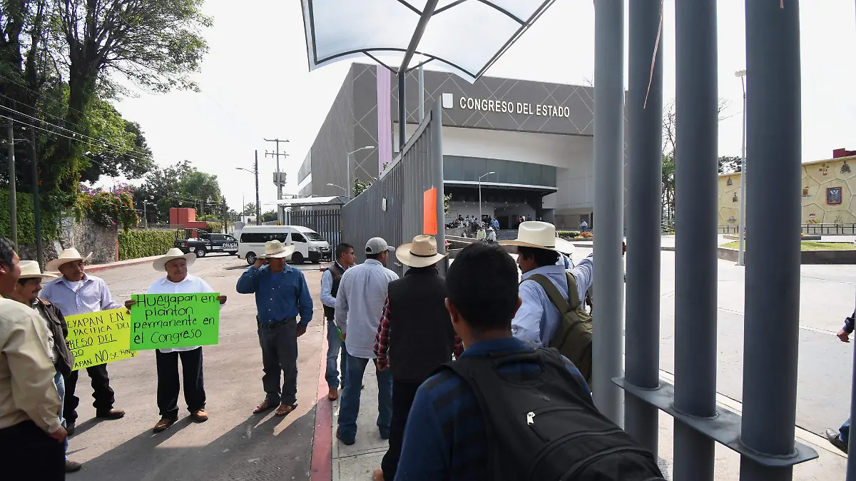 Mantiene Hueyapan plantón en Congreso