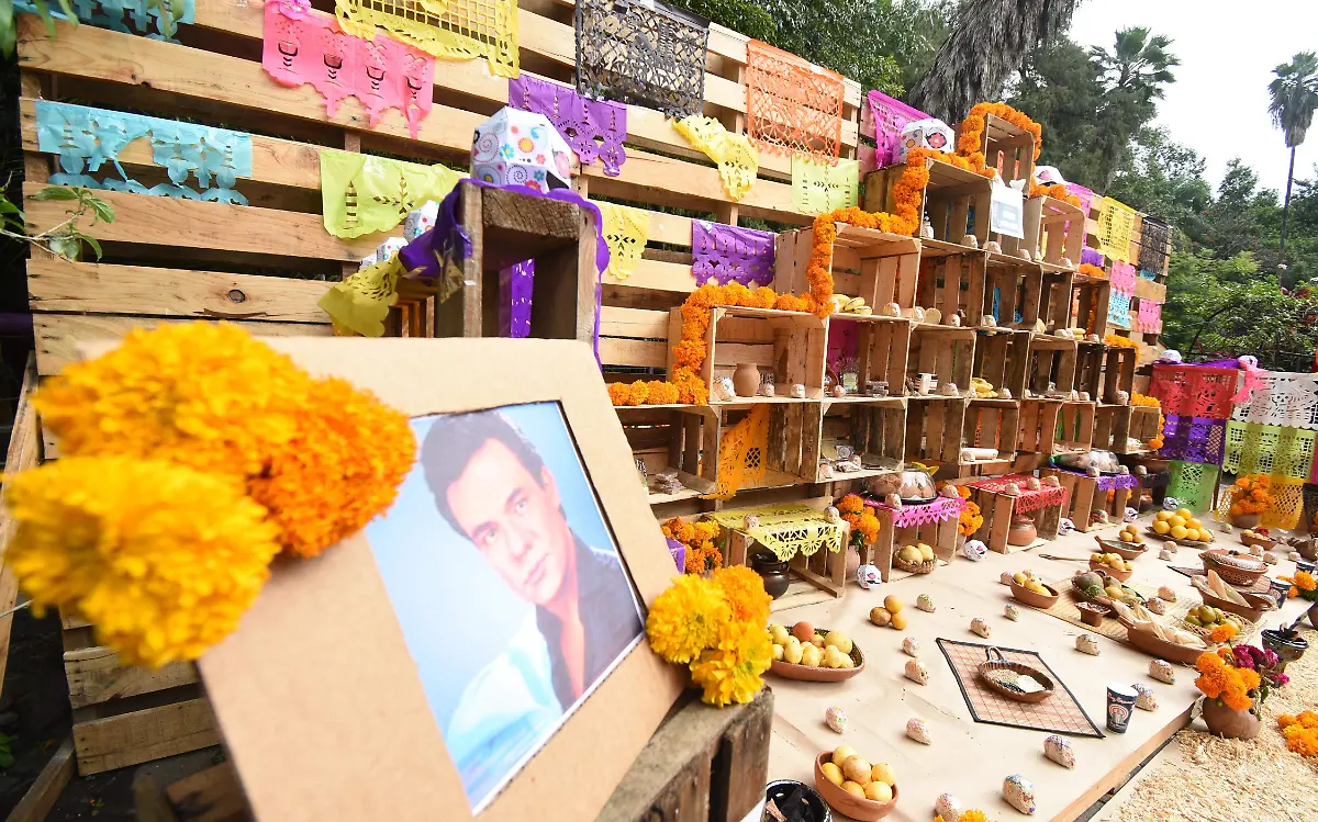 No faltó la ofrenda dedicada a José José Froylán Trujillo
