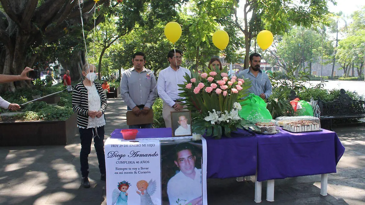 AGUS-F2V Este diez de mayo, la señora Alma junto al mariachi llorando contó Amor eterno y las mañanitas en plaza de armas para celebrar el cumpleaños número 40 de su hijo. (5)