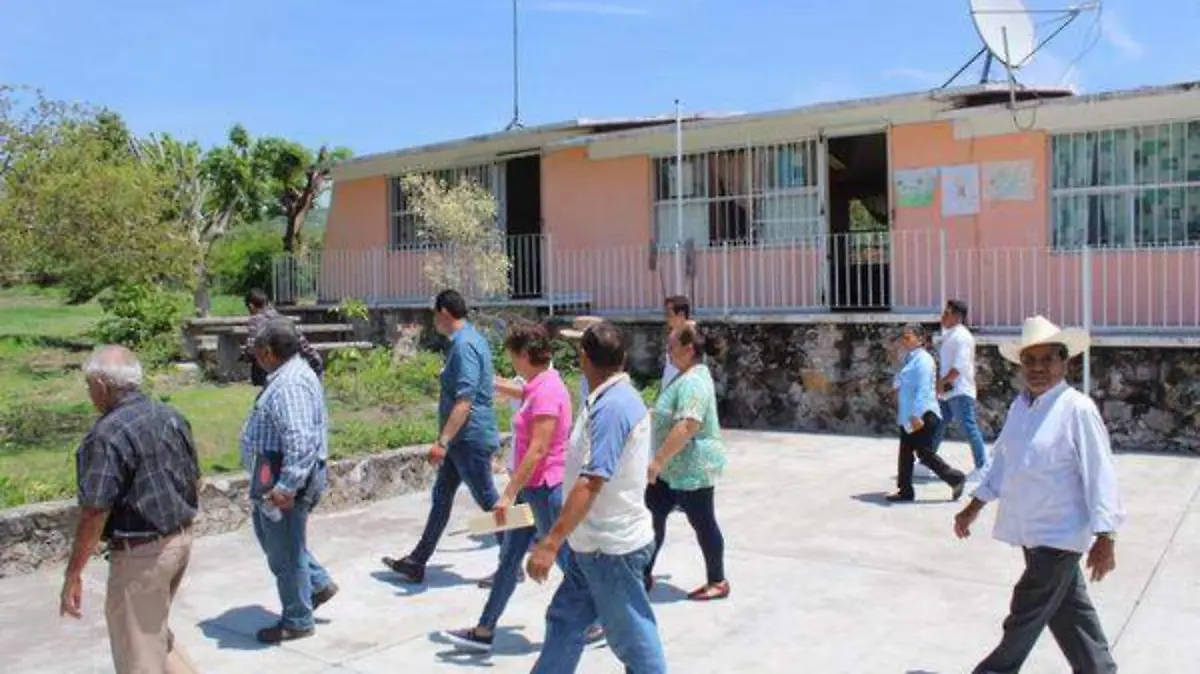 Los alumnos y el personal participó en el recorrido de las instalacionesAngelina Albarrán