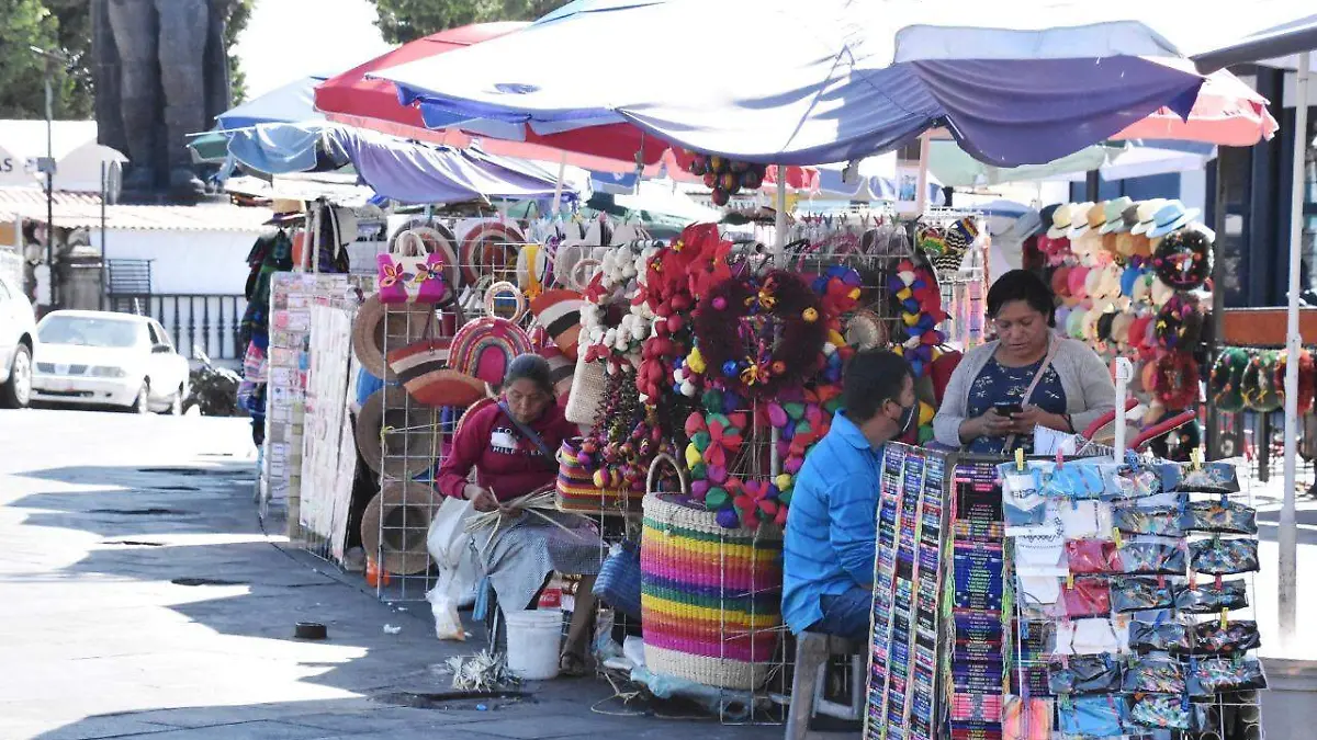 Como una forma de buscar un sustento al quedar en abandono el campo, decidió que era mejor buscar otras alternativas.