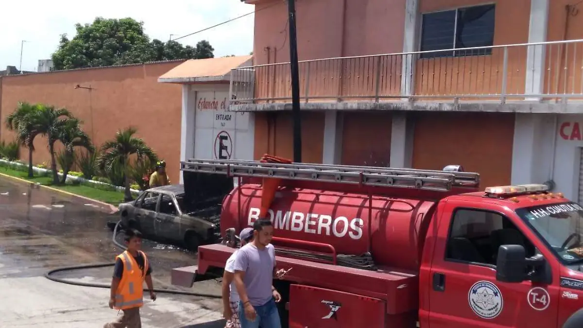 Incendian dos vehículos en la calle Lázaro Cárdenas de Cuautla