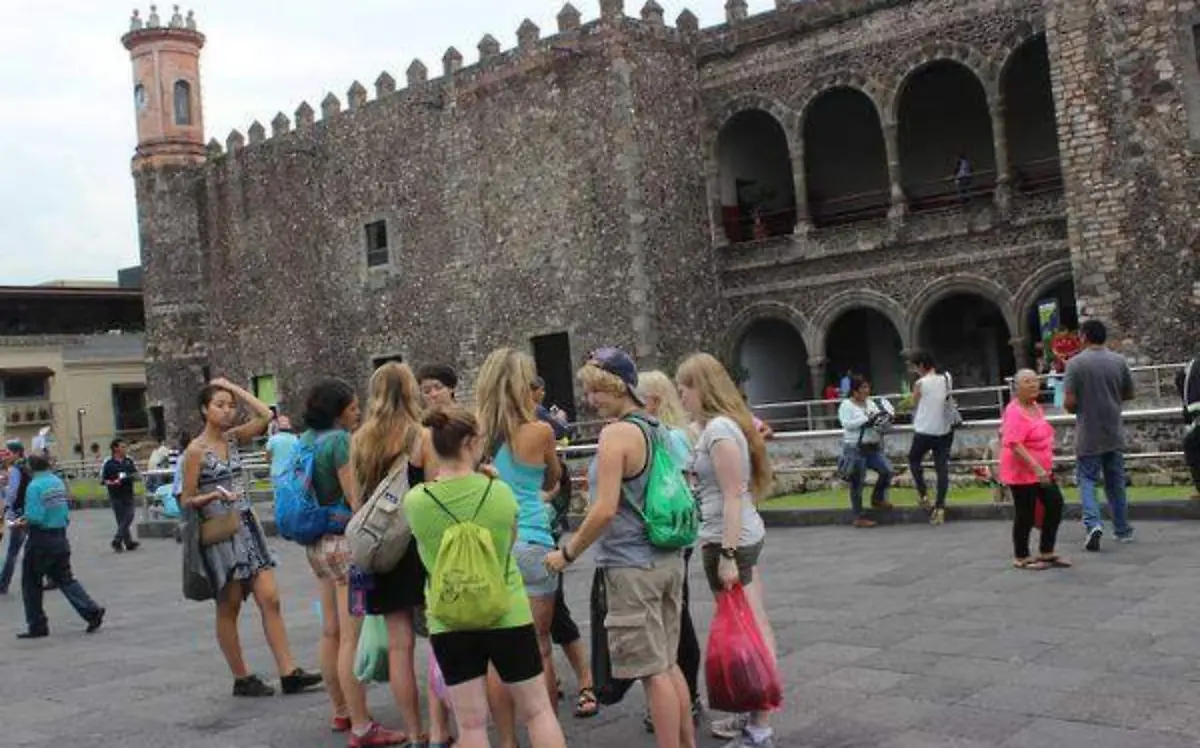 Turistas en el Palacio de Cortés/ ARCHIVO