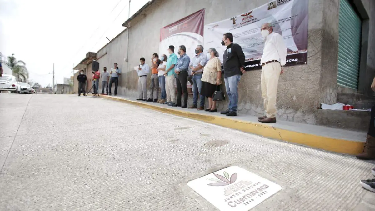 Vecinos y autoridades de la calle Constelaciones en Lomas de Tzompantle inauguran pavimentación