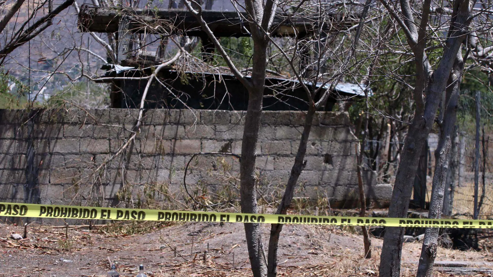 Construcción en obra negra entre la vegetación de zona árida y al frente la cinta plástica amarilla de prohibido el paso; se dijo que en el interior estaba el cuerpo de la víctima de 24 años José Armando