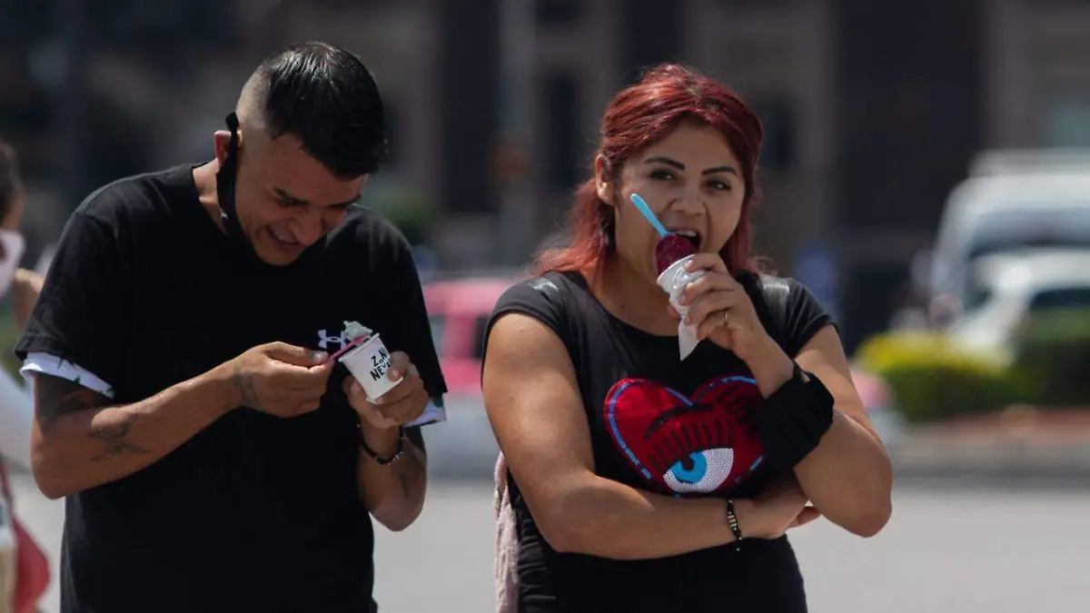 jovenes-calle-caminando