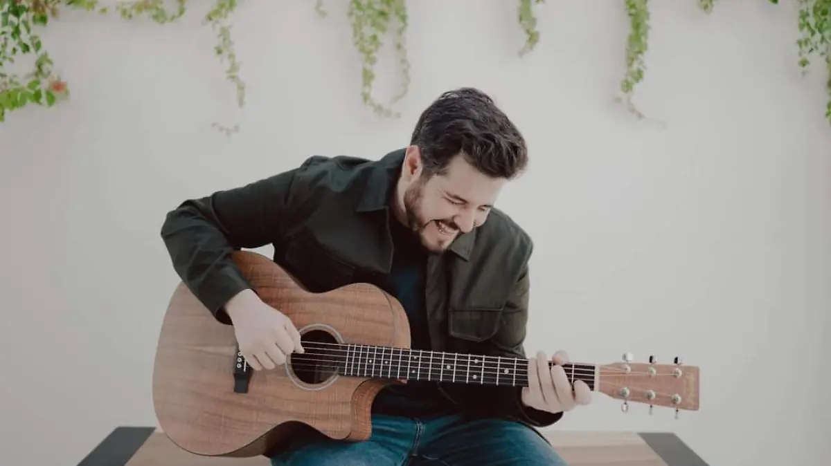 kurt-presenta-himno-musical
