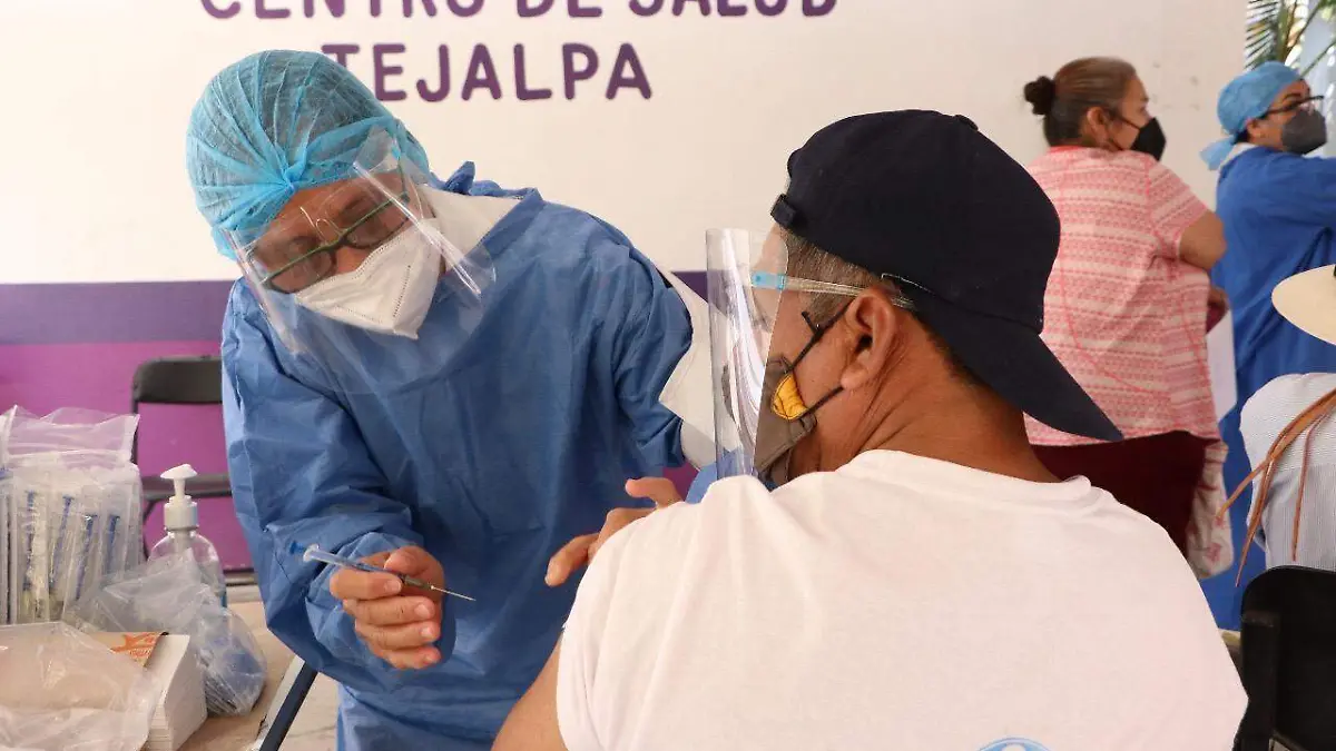 Vacunación en Centro de Salud de Tejalpa en Jiutepec