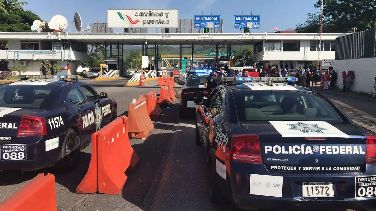Policía Federal en la caseta de Oacalco, manifestación de padres de familia