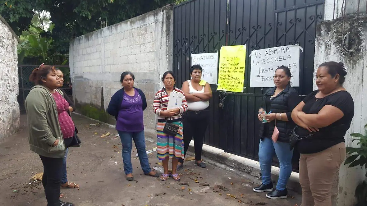 Padres de familia de la comunidad de El Estudiante