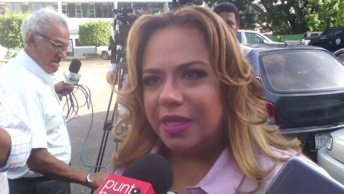 Tania Valentina Rodriguez Ruiz presidenta de la junta política de congreso