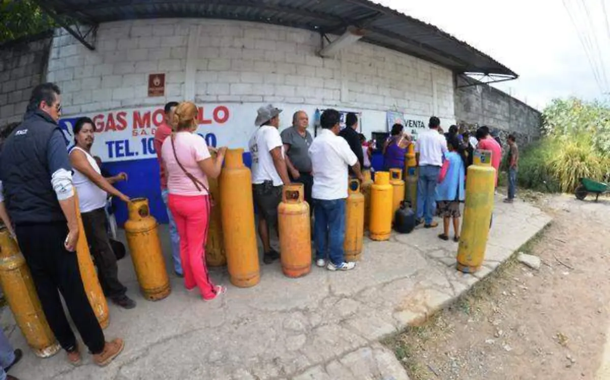 Vecinos de Temixco y Jiutepec esperaron por varias horas para llenar sus cilindros en Ocotepec- Froylán Trujillo