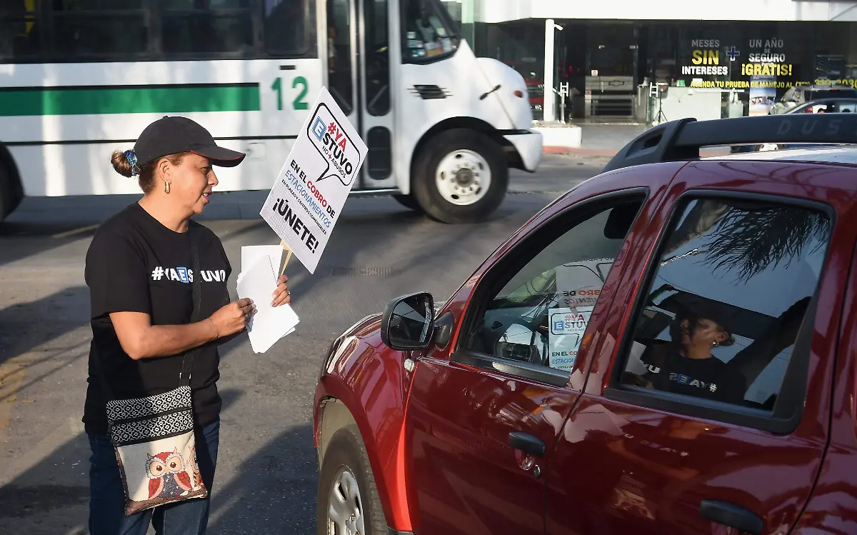 Se hace un llamado a frenar el cobro de estacionamientos en plazas y centros comerciales