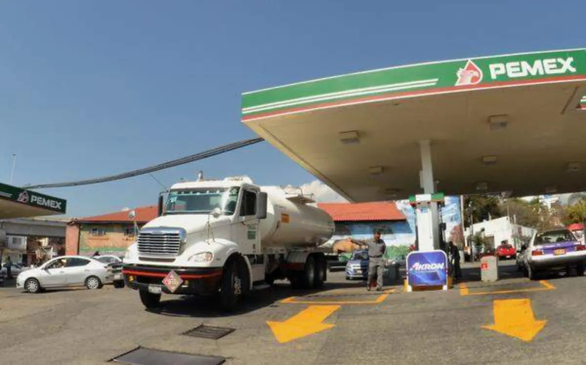 El cierre del ducto hizo que desde antes la gasolina llegara a Morelos en pipas rentadas por Pemex- FROYLÁN TRUJILLO