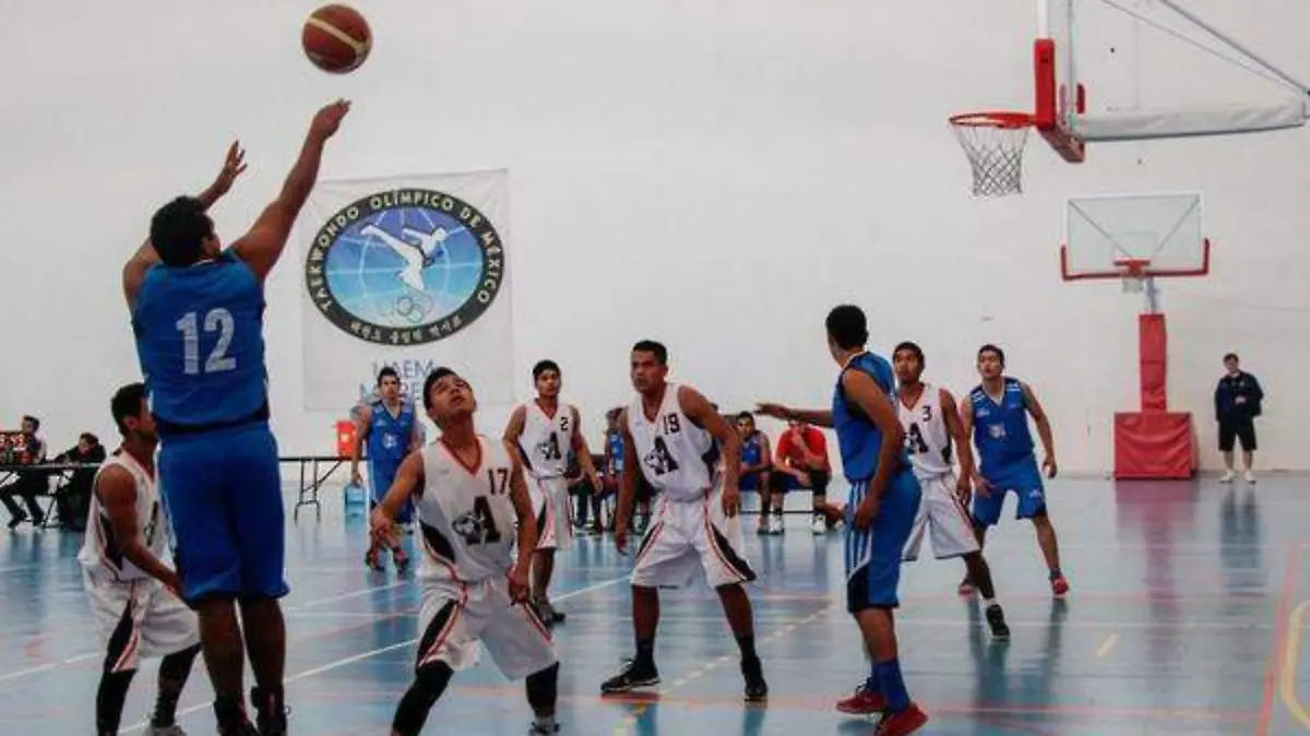 El ex boxeador también es árbitro de basquetbolCortesía