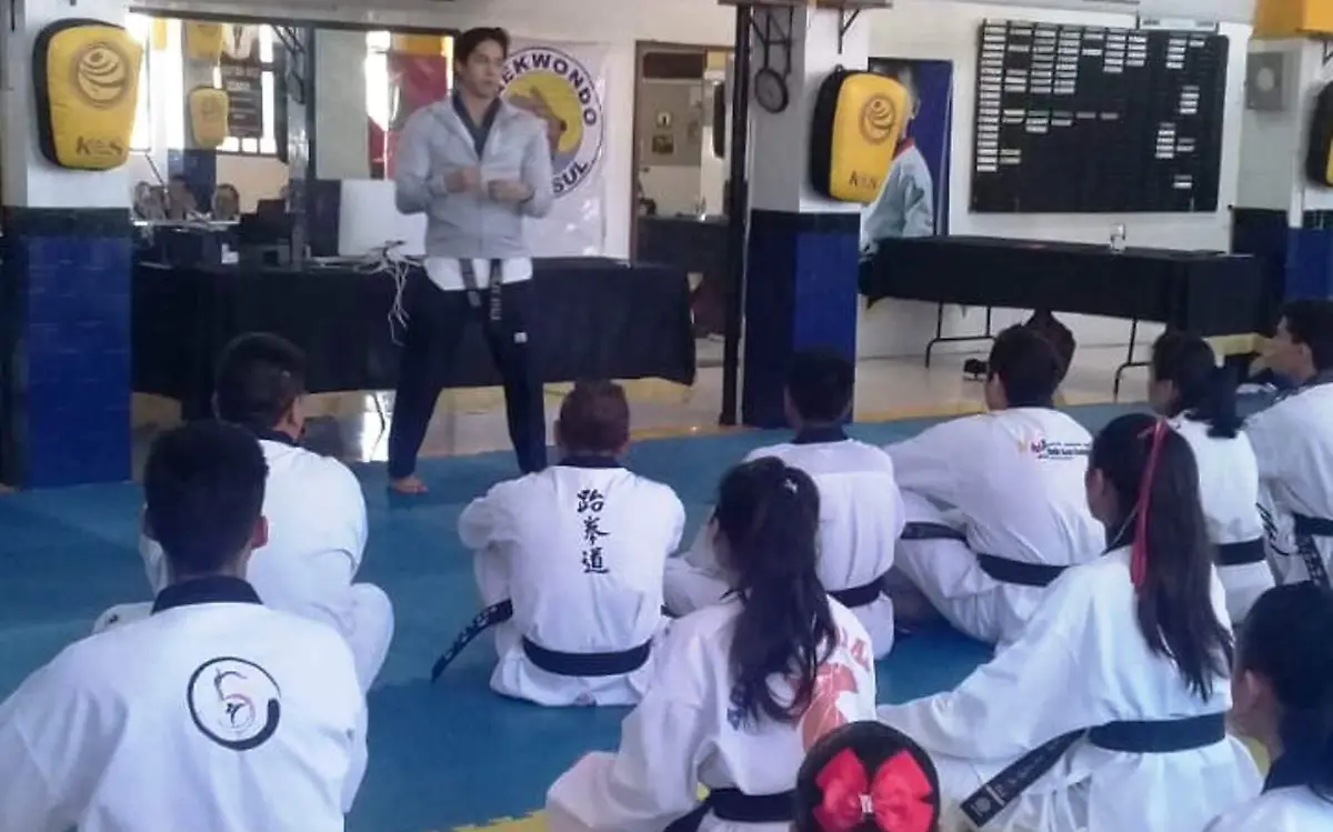 Clínica de alto rendimiento para un grupo de alumnos practicantes de Taekwondo Óscar Garagui