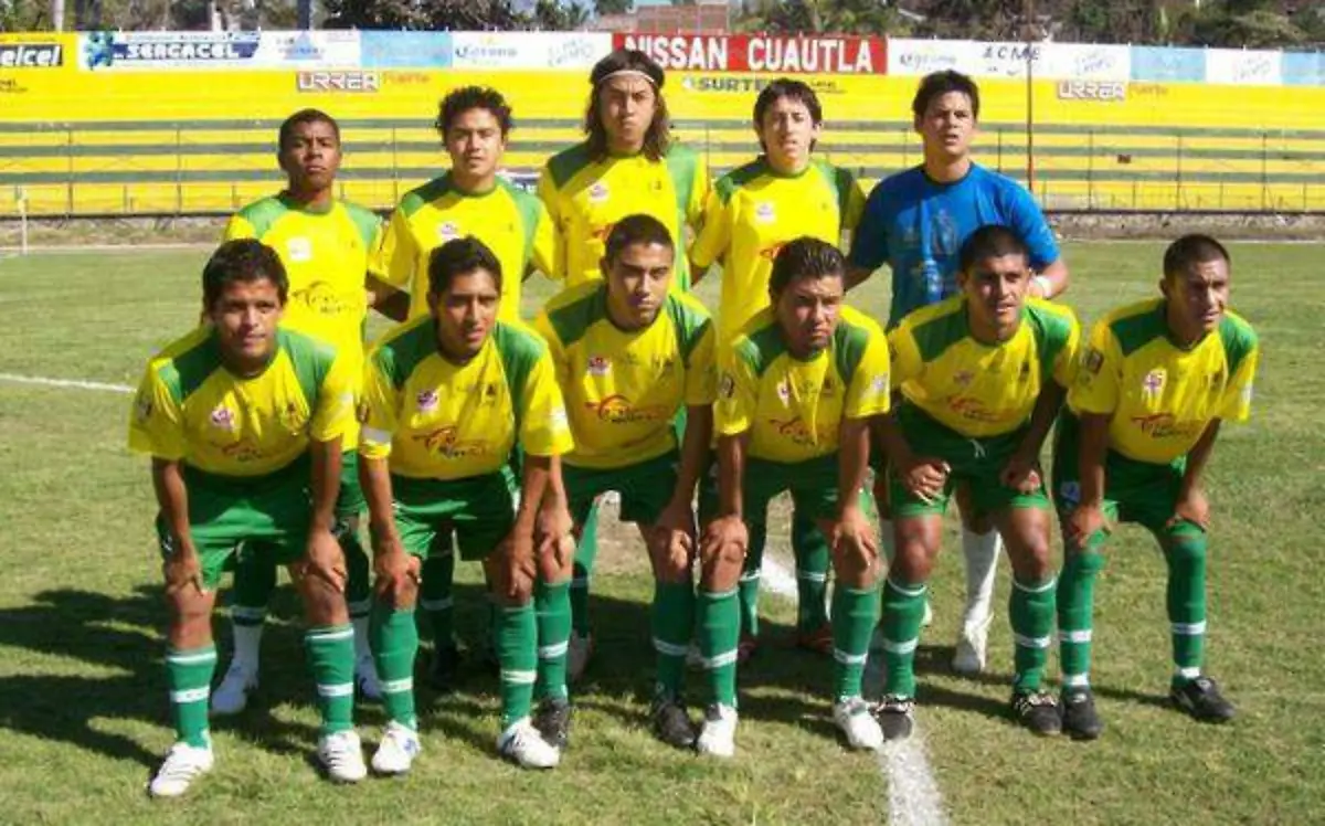 Héctor Miguel Herrera a un costado del portero del Cuautla/ Cortesía