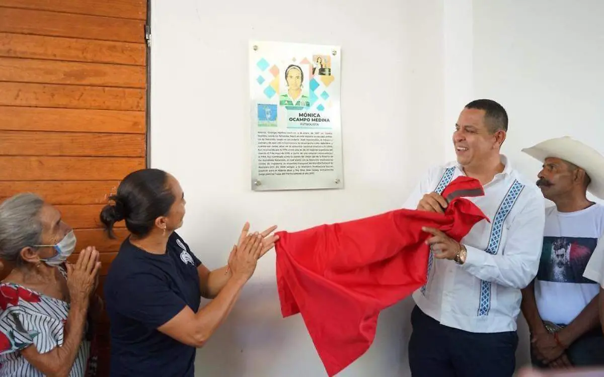 futbolista-monica-ocampo-devela-placa-jojutla-roger-mixcoac