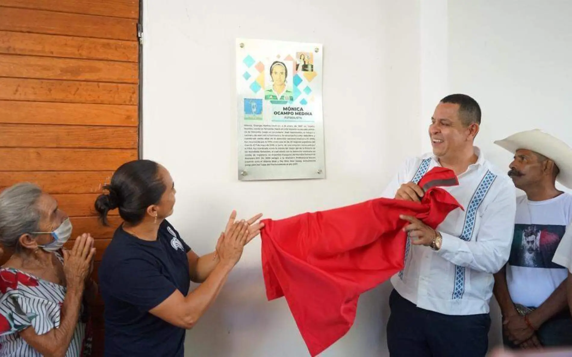 futbolista-monica-ocampo-devela-placa-jojutla-roger-mixcoac