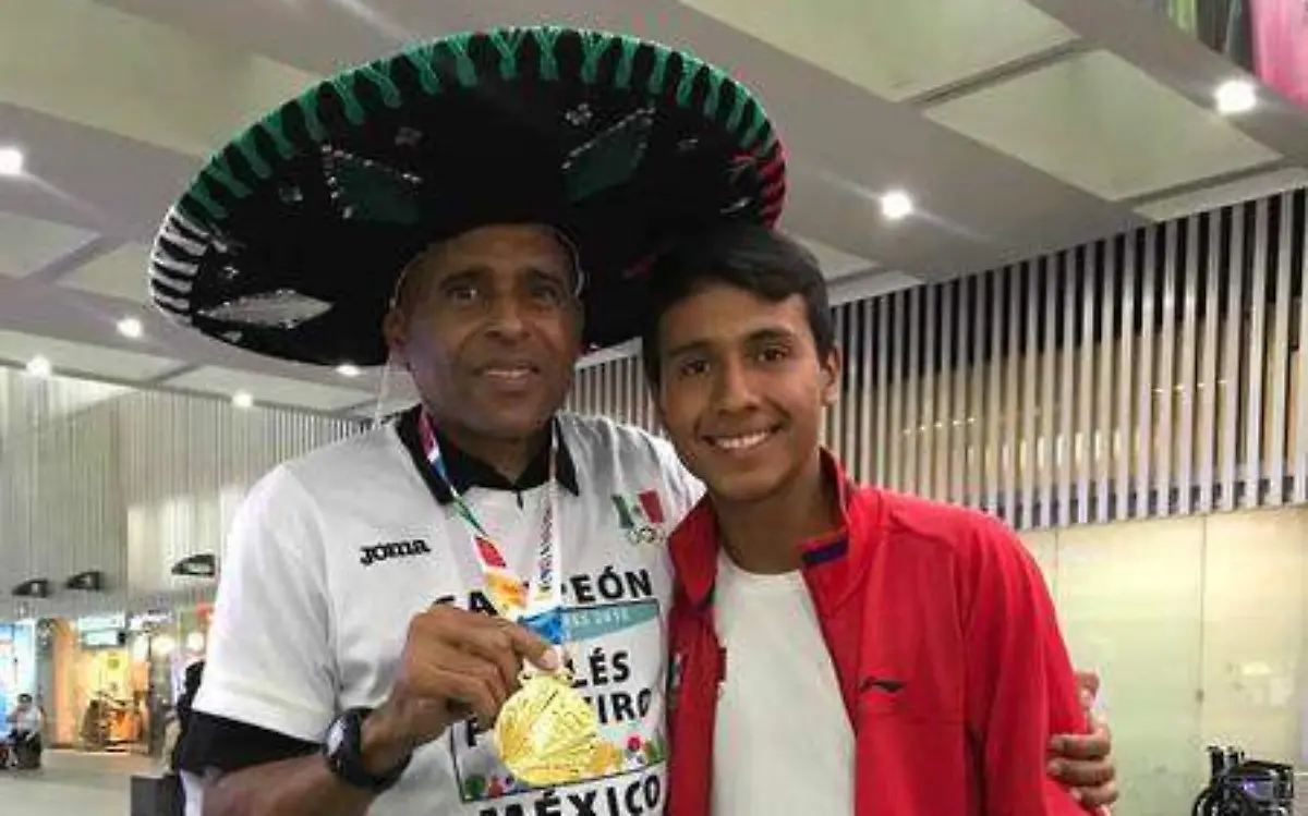 El atleta morelense junto a su entrenadorCortesía