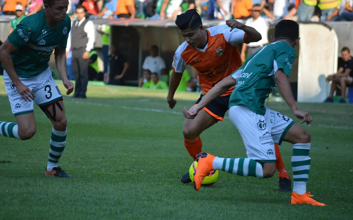 Jugador de Alebrijes regatea a la defensa cañera