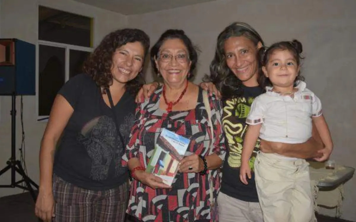 La autora junto a sus hijas Larisa e Isadora Escobedo y su nieta Magali
