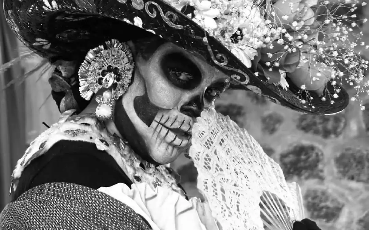 El artista realiza su propio maquillaje dándole un toque especial.