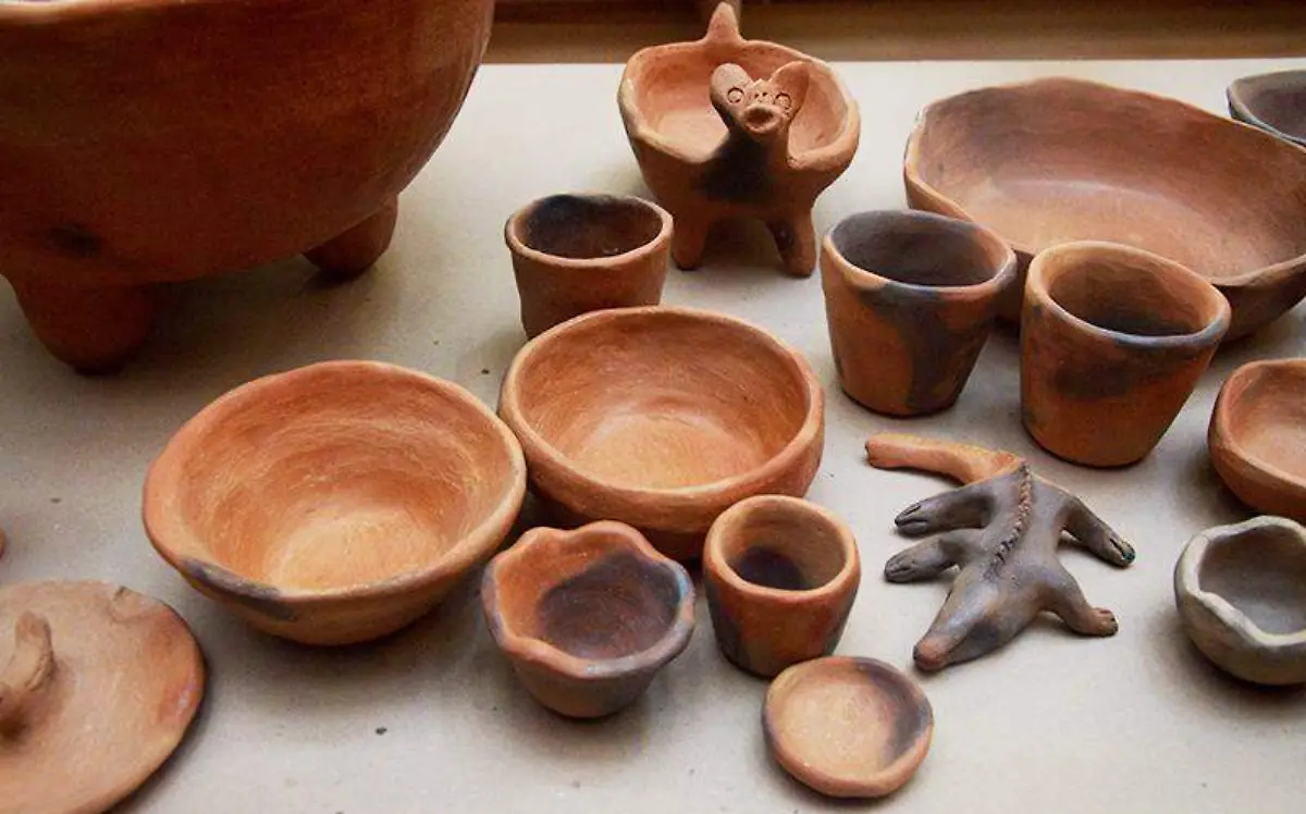 Vasijas y figuras de barro quemado