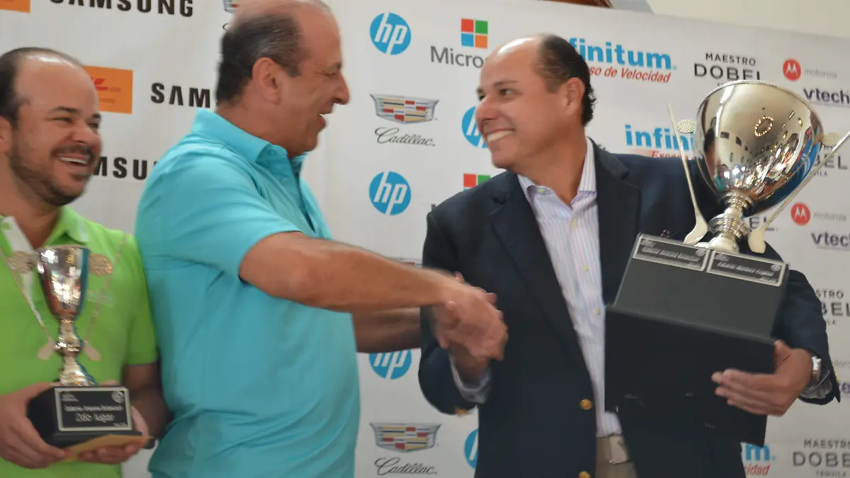 Coghlan gana la Copa Infinitum. Copa en mano.