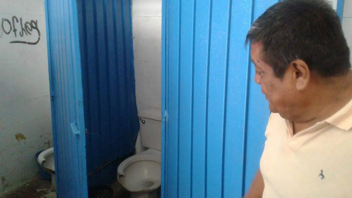 Baños destrozados en la Unidad Deportiva de Cuautla