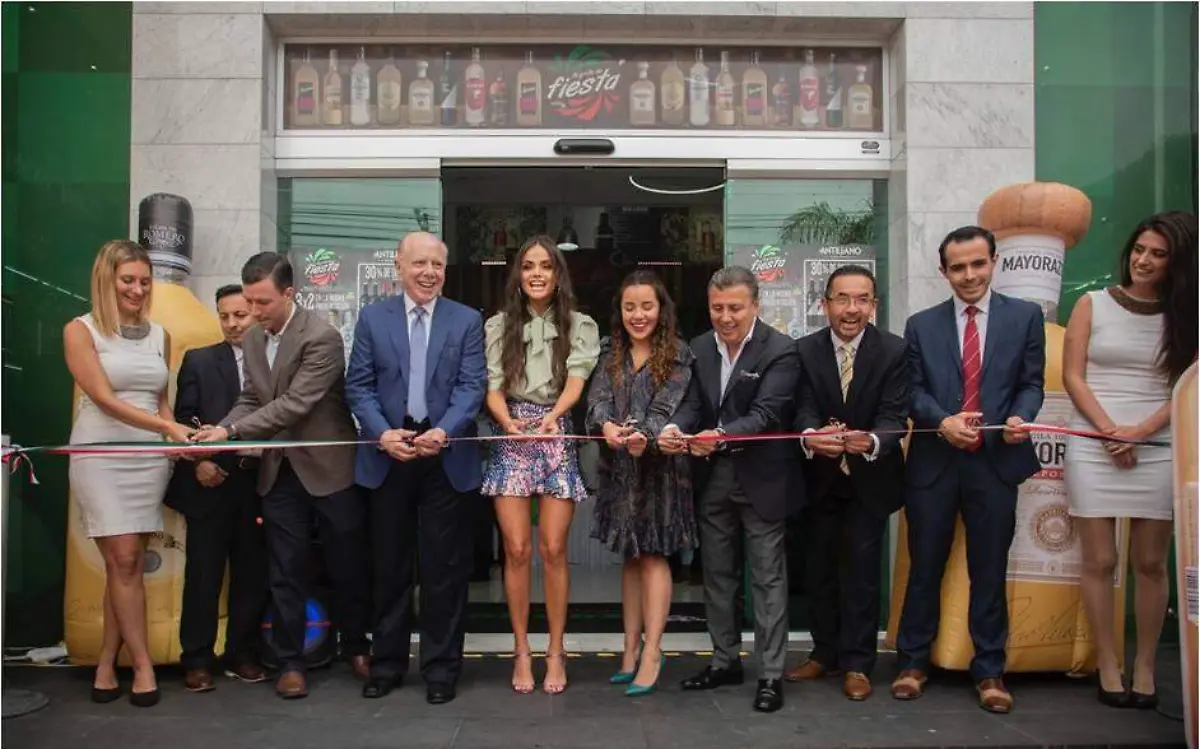 Durante el corte de listónCortesía