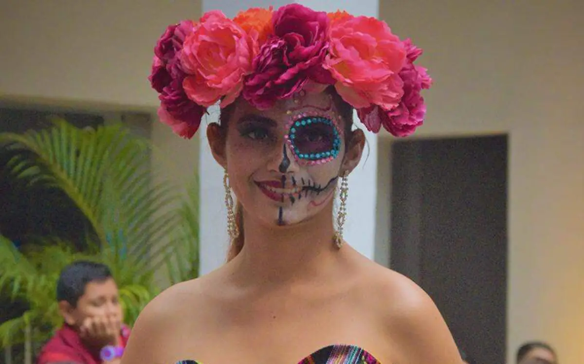 Las modelos lucieron lindos vestidos y maquillaje de catrinas.