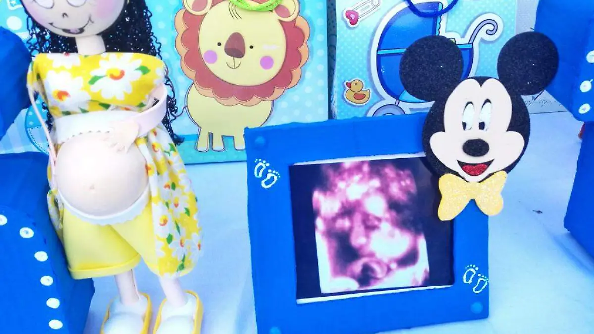 La mesa fue decorada con una muñeca representando a la mamá y el ultrasonido del bebé.