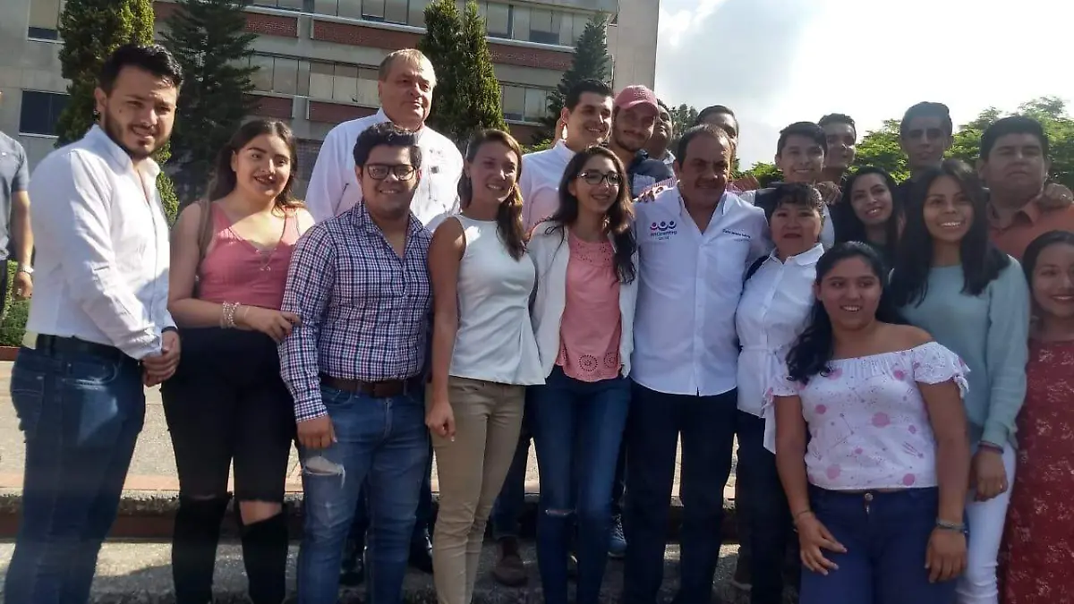 Cuauhtémoc Blanco con estudiantes de la UAEM