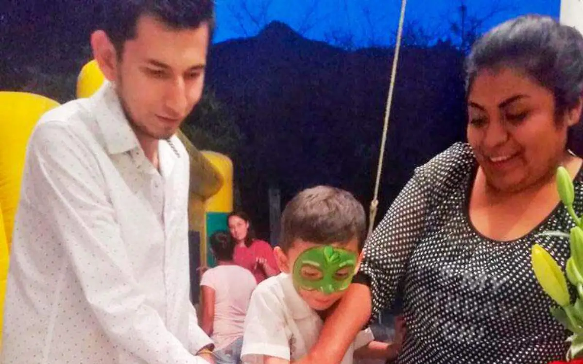 Alan Leonardo partió el pastel junto con sus papás.