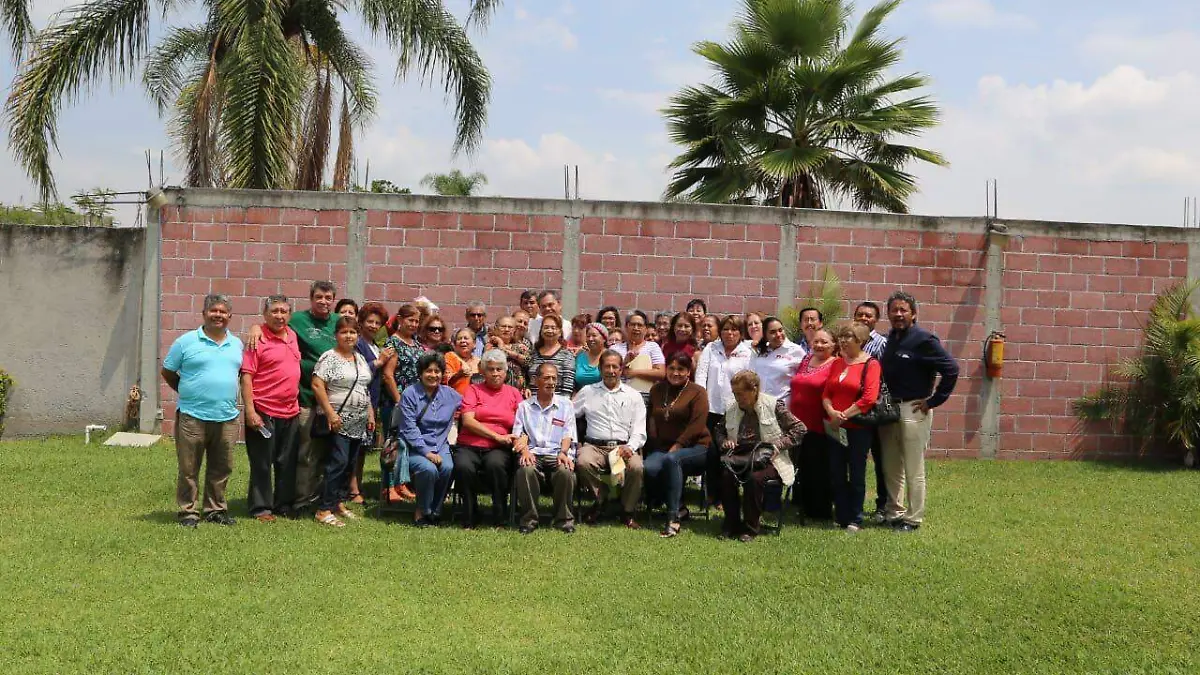 Rafael Reyes con jubilados y pensionados del SNTE