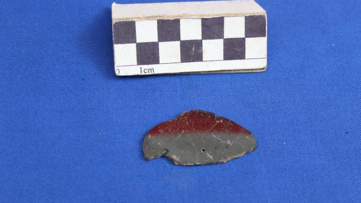 Espejo de pirita encontrado en Tepoztlán, la marca roca es reflejo.