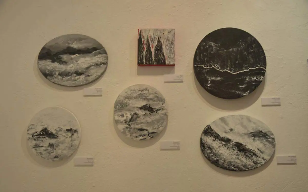 La artista presenta una variedad de obras.