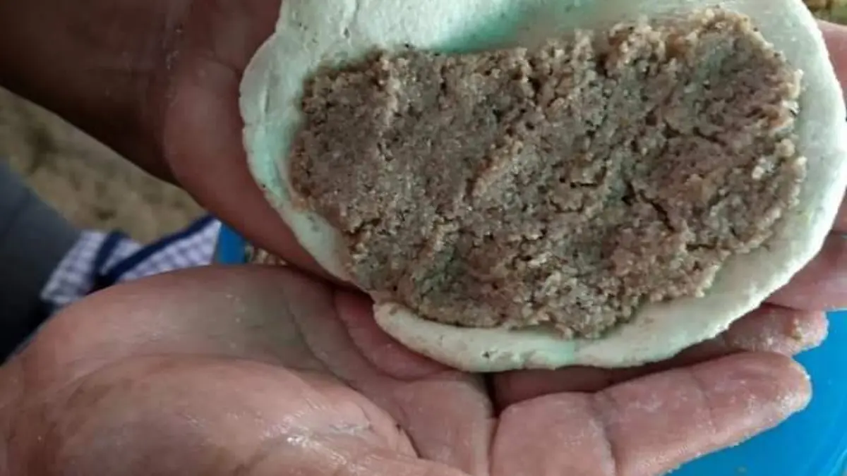 Este manjar se caracteriza por estar elaborado principalmente de maíz con frijoles secos o crudos.