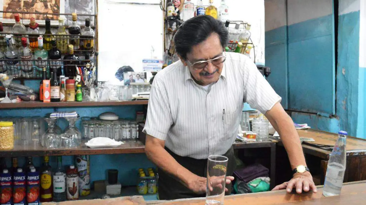 Alberto Ruiz atiende a los hombres que llegan con ganas de beber una cerveza o mezcal desde 1986.