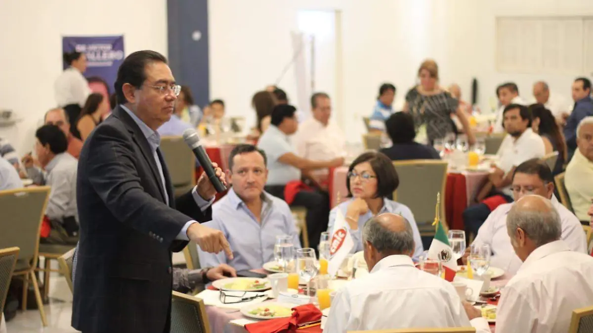 Víctor Caballero Solano con integrantes de la CICm