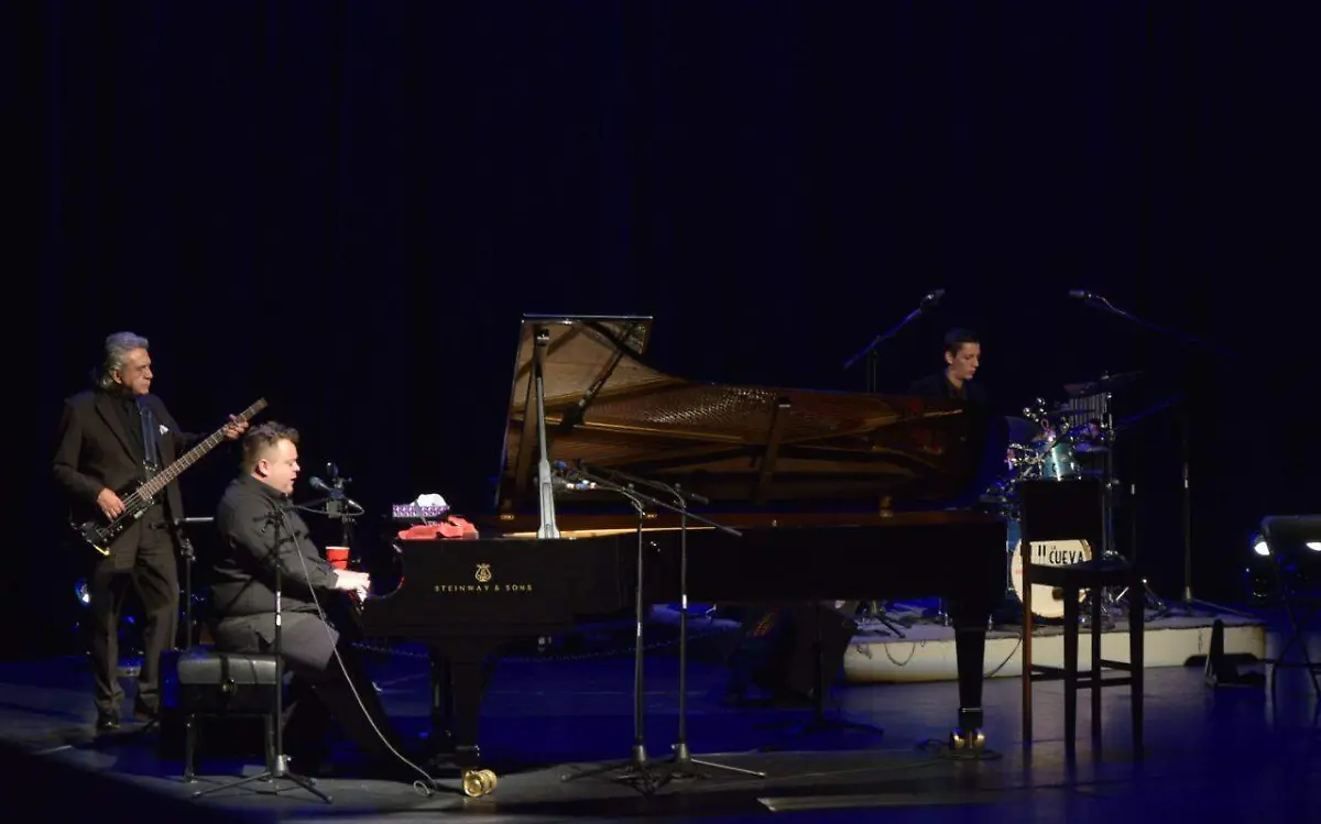 Junto a sus músicos, Rodrigo de la Cadena cautivó con magnificas interpretaciones Fotos Maritza Cuevas