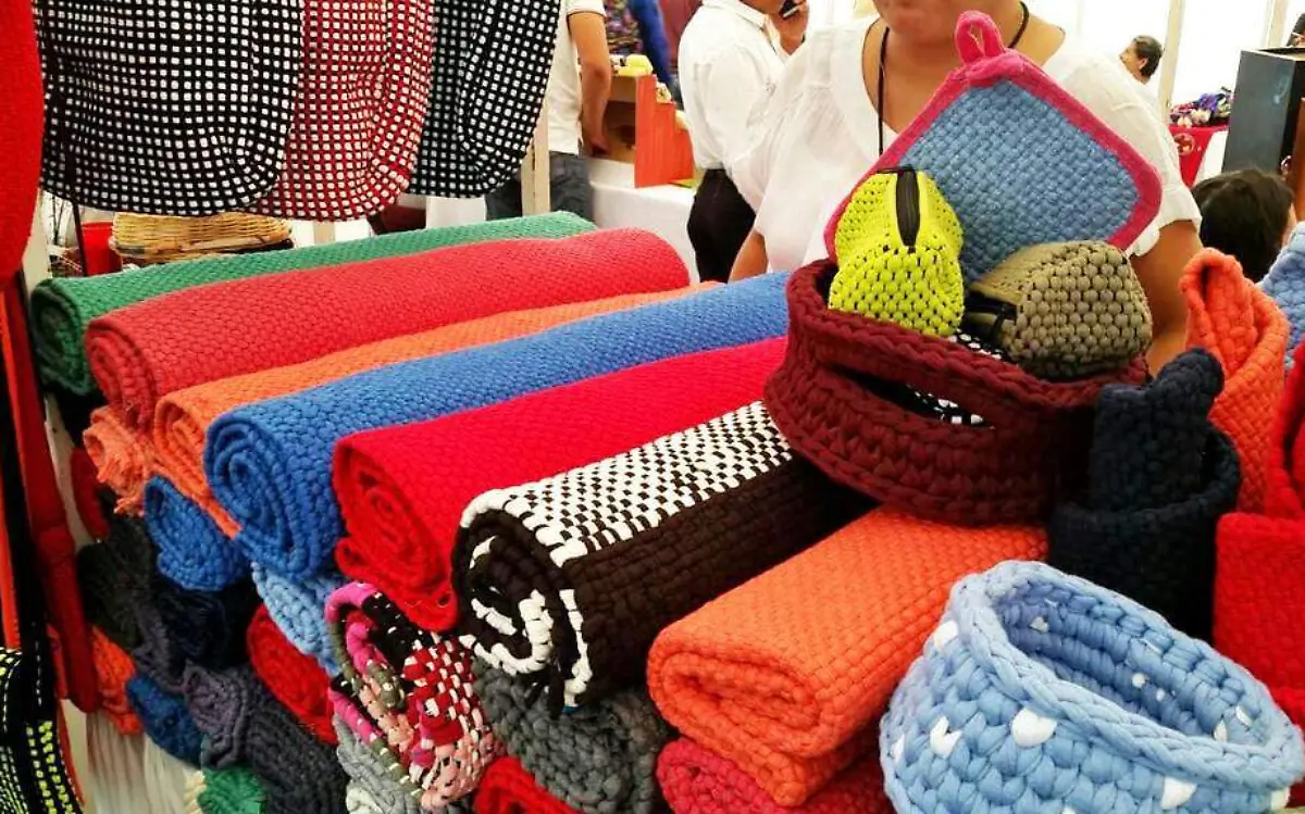 Convierten desperdicio textil en artesanías