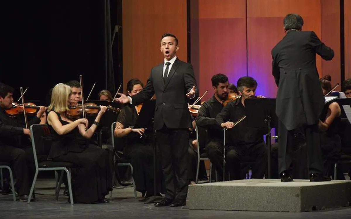 El tenor Felipe Aguilar, acompañó a la orquestaMARITZA CUEVAS