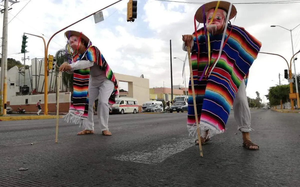Bailan en semáforos para viajar a Colima